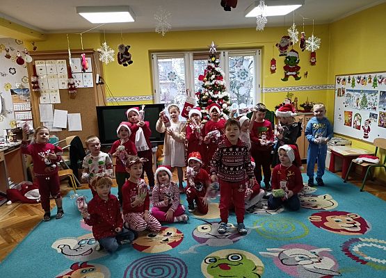 WESOŁE  MIKOŁAJKI  W  PRZEDSZKOLU grafika