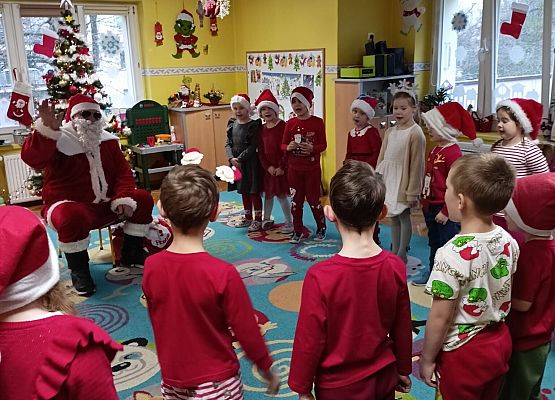 WESOŁE  MIKOŁAJKI  W  PRZEDSZKOLU grafika