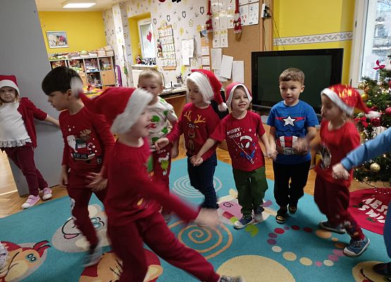 WESOŁE  MIKOŁAJKI  W  PRZEDSZKOLU grafika