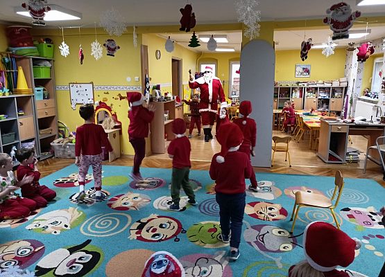 WESOŁE  MIKOŁAJKI  W  PRZEDSZKOLU grafika