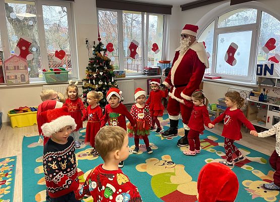 WESOŁE  MIKOŁAJKI  W  PRZEDSZKOLU grafika