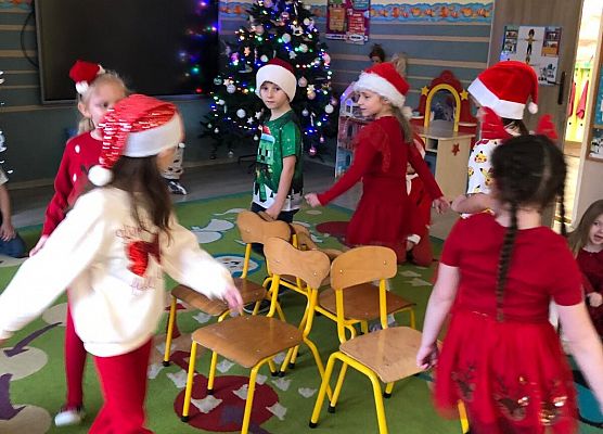 WESOŁE  MIKOŁAJKI  W  PRZEDSZKOLU grafika