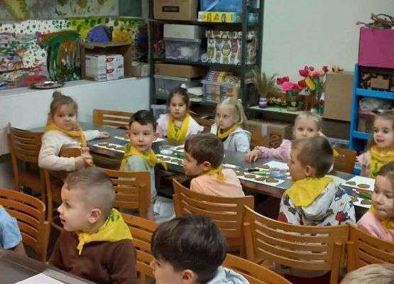 KRASNOLUDKI NA WARSZTATACH OZDABIANIA PIERNIKÓW grafika