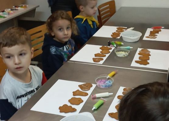 KRASNOLUDKI NA WARSZTATACH OZDABIANIA PIERNIKÓW grafika