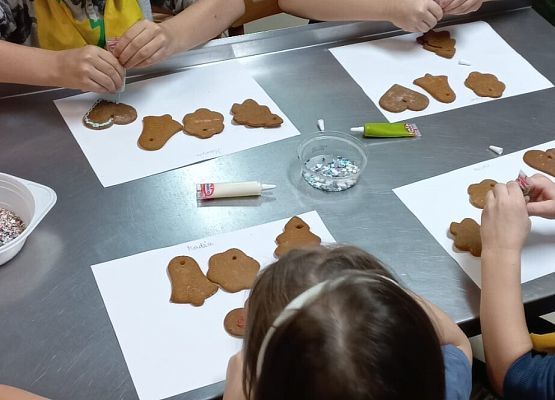 KRASNOLUDKI NA WARSZTATACH OZDABIANIA PIERNIKÓW grafika