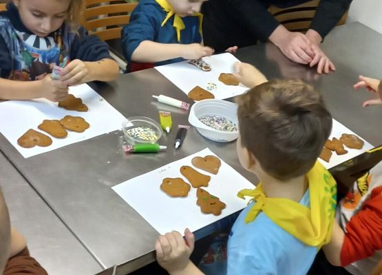 KRASNOLUDKI NA WARSZTATACH OZDABIANIA PIERNIKÓW grafika