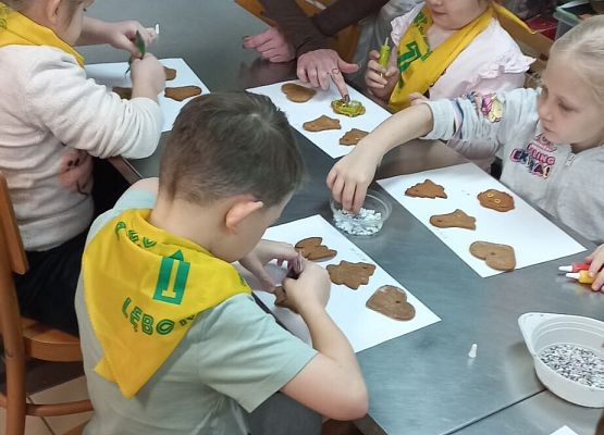 KRASNOLUDKI NA WARSZTATACH OZDABIANIA PIERNIKÓW grafika