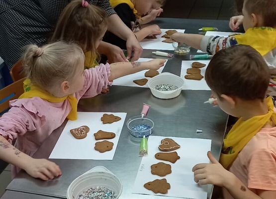 KRASNOLUDKI NA WARSZTATACH OZDABIANIA PIERNIKÓW grafika