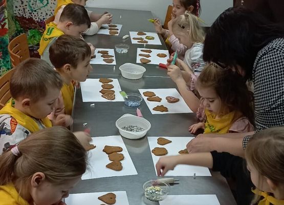 KRASNOLUDKI NA WARSZTATACH OZDABIANIA PIERNIKÓW grafika