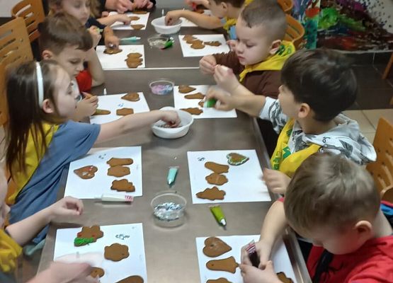 KRASNOLUDKI NA WARSZTATACH OZDABIANIA PIERNIKÓW grafika