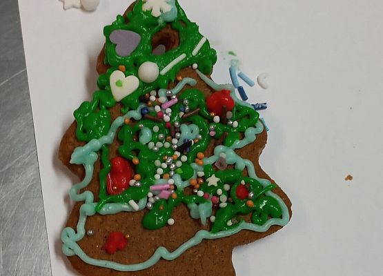 KRASNOLUDKI NA WARSZTATACH OZDABIANIA PIERNIKÓW grafika