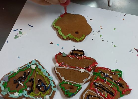 KRASNOLUDKI NA WARSZTATACH OZDABIANIA PIERNIKÓW grafika