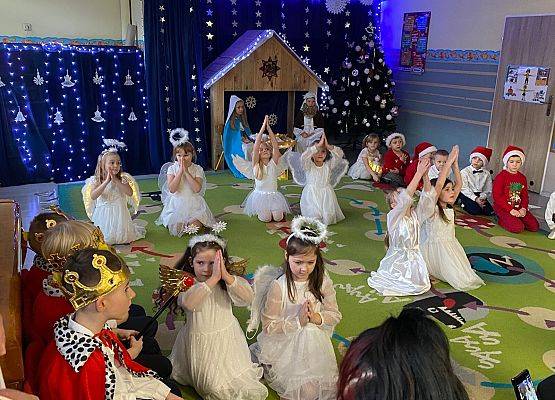 JASEŁKA W GRUPIE MOTYLKÓW grafika