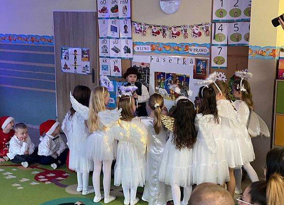 JASEŁKA W GRUPIE MOTYLKÓW grafika