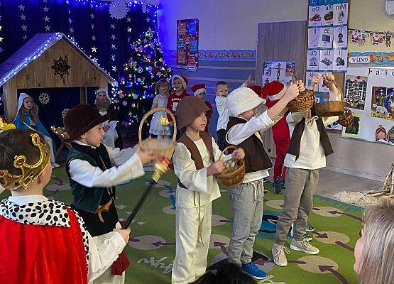 JASEŁKA W GRUPIE MOTYLKÓW grafika