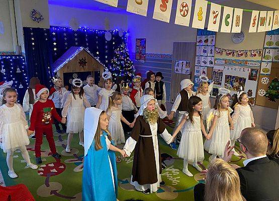 JASEŁKA W GRUPIE MOTYLKÓW grafika