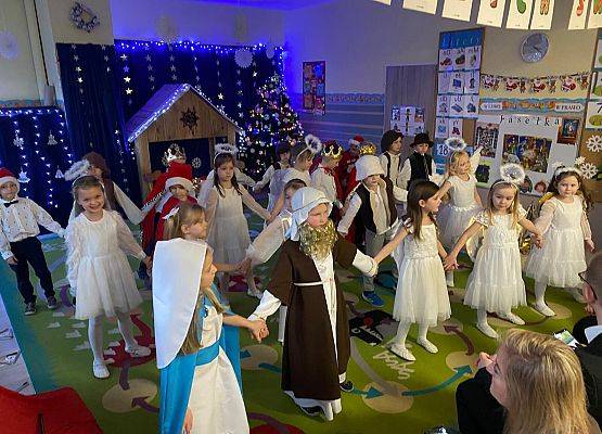 JASEŁKA W GRUPIE MOTYLKÓW grafika