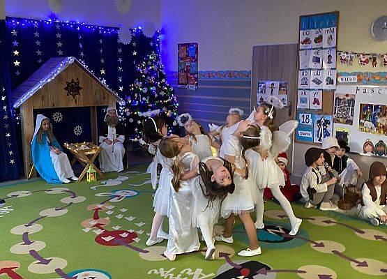 JASEŁKA W GRUPIE MOTYLKÓW grafika