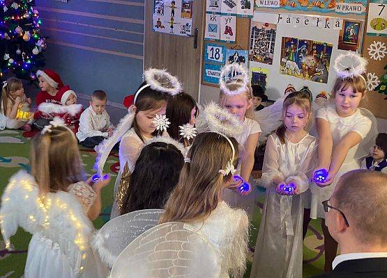 JASEŁKA W GRUPIE MOTYLKÓW grafika