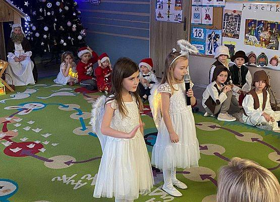 JASEŁKA W GRUPIE MOTYLKÓW grafika