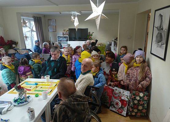 KRASNOLUDKI Z WIZYTĄ W DOMU POMOCY SPOŁECZNEJ NR2 W LĘBORKU grafika