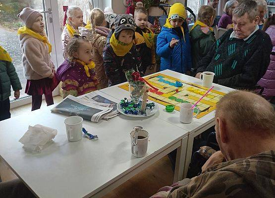 KRASNOLUDKI Z WIZYTĄ W DOMU POMOCY SPOŁECZNEJ NR2 W LĘBORKU grafika