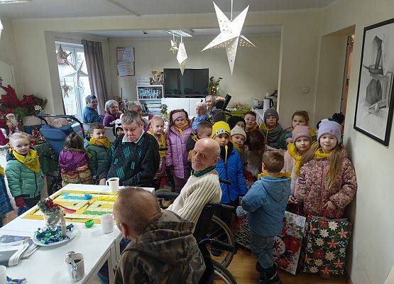 KRASNOLUDKI Z WIZYTĄ W DOMU POMOCY SPOŁECZNEJ NR2 W LĘBORKU grafika