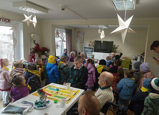 KRASNOLUDKI Z WIZYTĄ W DOMU POMOCY SPOŁECZNEJ NR2 W LĘBORKU grafika