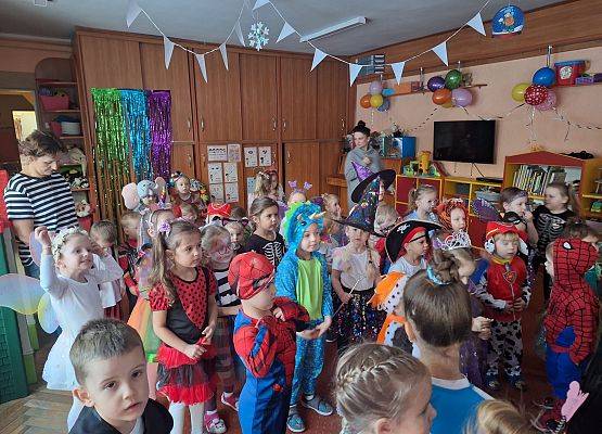 PRAWDZIWY  BAL  PRZEBIERAŃCÓW grafika