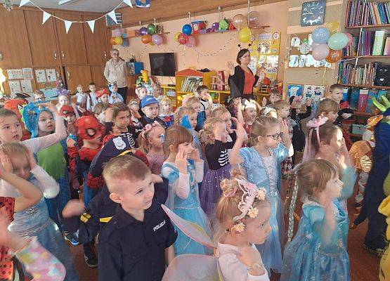 PRAWDZIWY  BAL  PRZEBIERAŃCÓW grafika