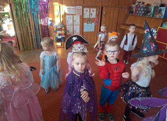 PRAWDZIWY  BAL  PRZEBIERAŃCÓW grafika