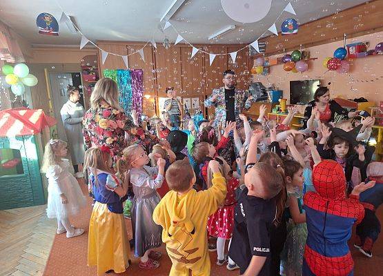 PRAWDZIWY  BAL  PRZEBIERAŃCÓW grafika