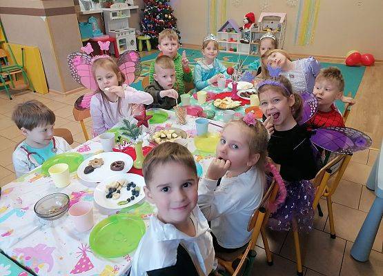 PRAWDZIWY  BAL  PRZEBIERAŃCÓW grafika