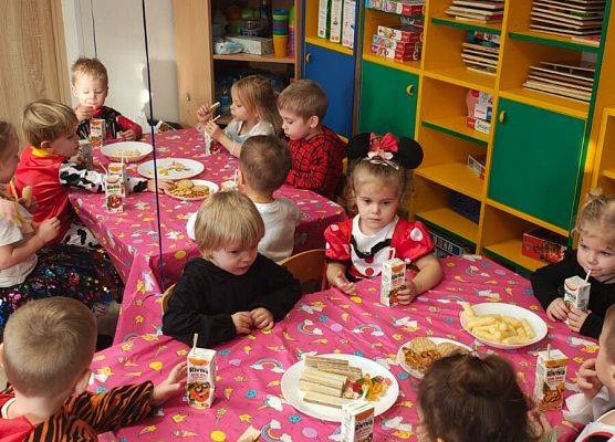 PRAWDZIWY  BAL  PRZEBIERAŃCÓW grafika