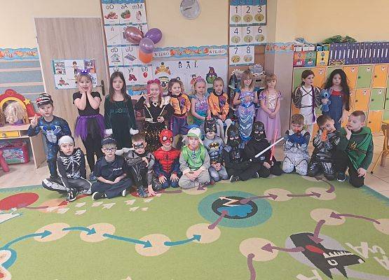 PRAWDZIWY  BAL  PRZEBIERAŃCÓW grafika