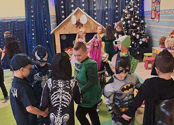 PRAWDZIWY  BAL  PRZEBIERAŃCÓW grafika