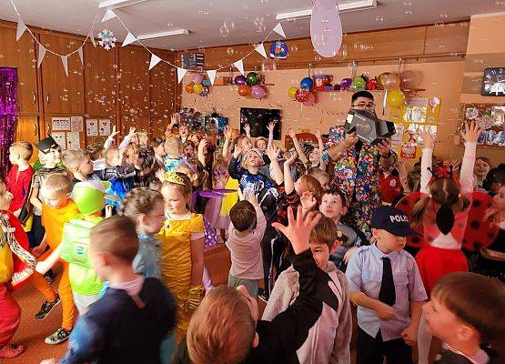 PRAWDZIWY  BAL  PRZEBIERAŃCÓW grafika