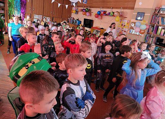 PRAWDZIWY  BAL  PRZEBIERAŃCÓW grafika