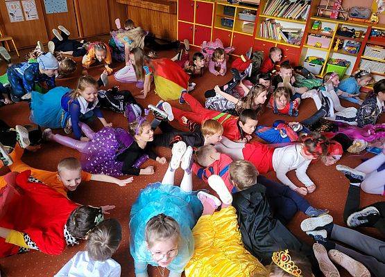 PRAWDZIWY  BAL  PRZEBIERAŃCÓW grafika