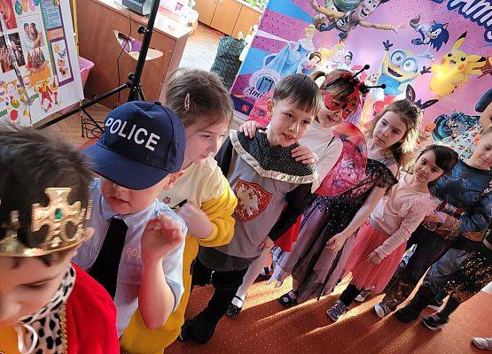 PRAWDZIWY  BAL  PRZEBIERAŃCÓW grafika