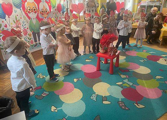 BABCIA  I  DZIADEK  GOŚCIEM  W  PRZEDSZKOLU grafika