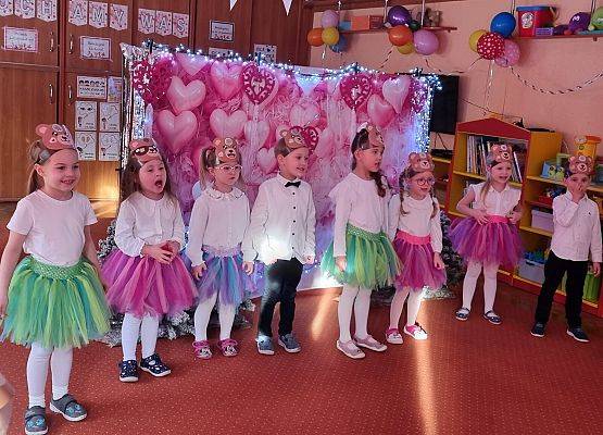 BABCIA  I  DZIADEK  GOŚCIEM  W  PRZEDSZKOLU grafika