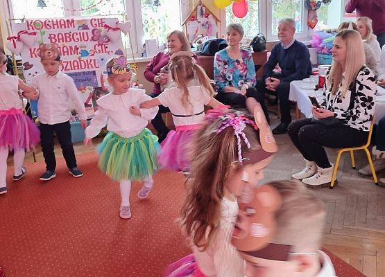 BABCIA  I  DZIADEK  GOŚCIEM  W  PRZEDSZKOLU grafika