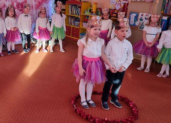 BABCIA  I  DZIADEK  GOŚCIEM  W  PRZEDSZKOLU grafika