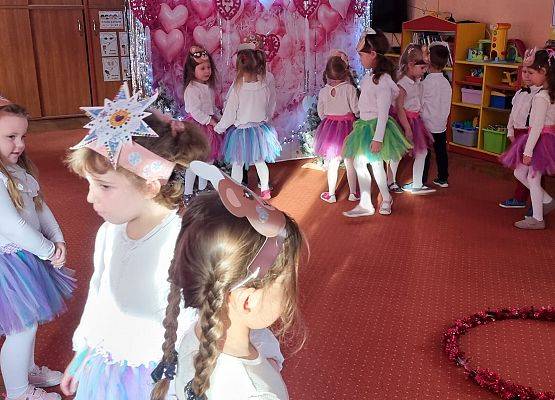 BABCIA  I  DZIADEK  GOŚCIEM  W  PRZEDSZKOLU grafika