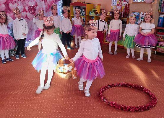 BABCIA  I  DZIADEK  GOŚCIEM  W  PRZEDSZKOLU grafika