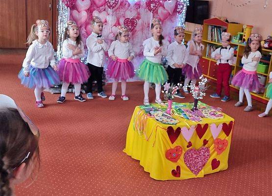 BABCIA  I  DZIADEK  GOŚCIEM  W  PRZEDSZKOLU grafika