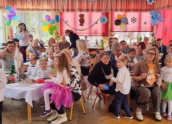BABCIA  I  DZIADEK  GOŚCIEM  W  PRZEDSZKOLU grafika