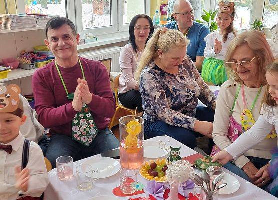 BABCIA  I  DZIADEK  GOŚCIEM  W  PRZEDSZKOLU grafika