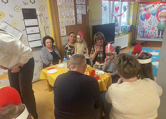 BABCIA  I  DZIADEK  GOŚCIEM  W  PRZEDSZKOLU grafika